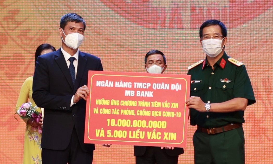ông Lưu Trung Thái - Phó Chủ tịch Hội đồng Quản Trị, Tổng giám đốc MB đã trực tiếp trao tặng số tiền 10 tỷ đồng tới đại diện UBND Hà Nội và hưởng ứng chương trình đăng ký 5000 liều vaccine Covid-19 cho cán bộ nhân viên.