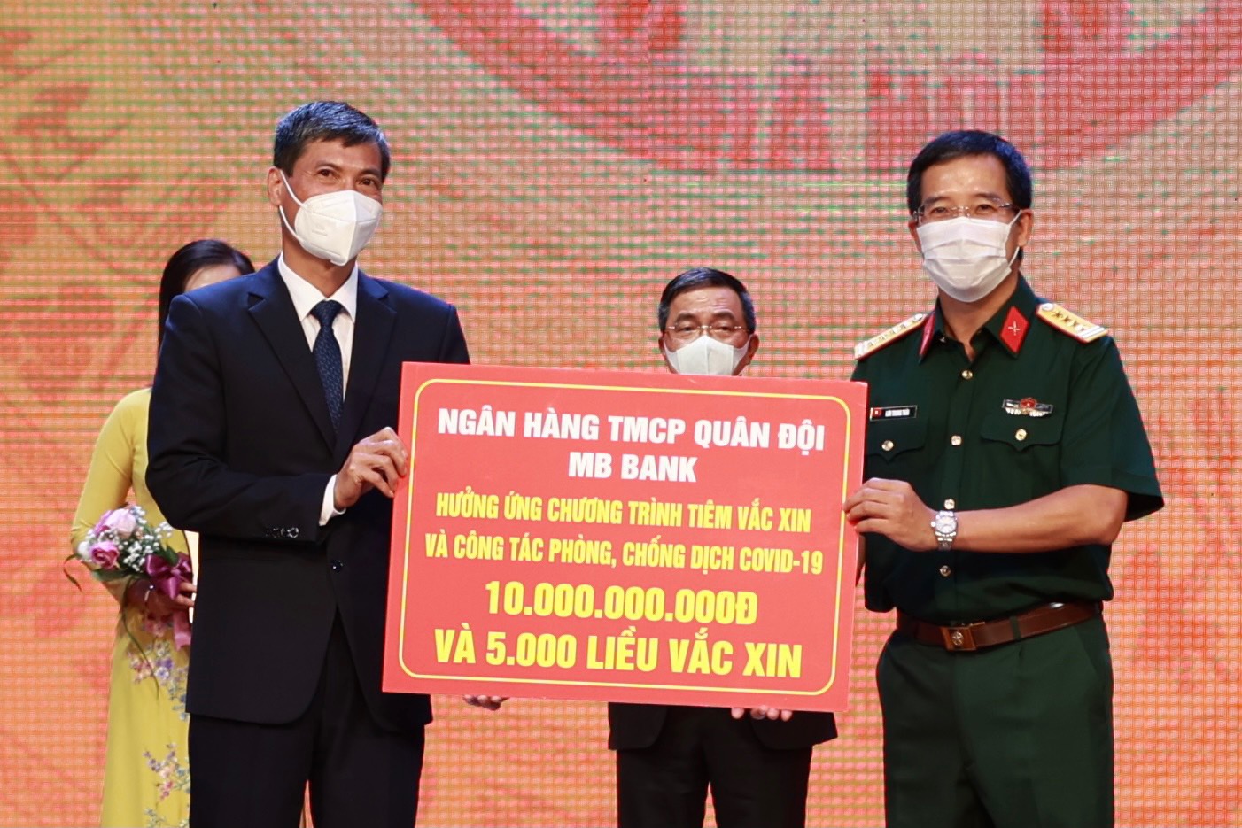 ông Lưu Trung Thái - Phó Chủ tịch Hội đồng Quản Trị, Tổng giám đốc MB đã trực tiếp trao tặng số tiền 10 tỷ đồng tới đại diện UBND Hà Nội và hưởng ứng chương trình đăng ký 5000 liều vaccine Covid-19 cho cán bộ nhân viên. 