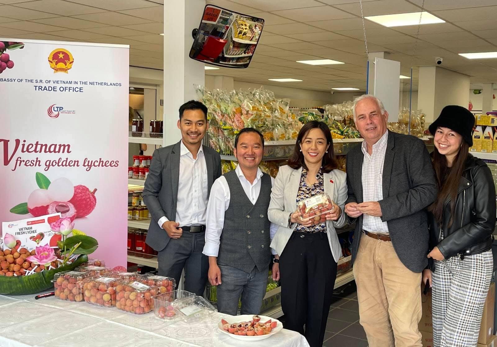 Một gia đ&igrave;nh doanh nh&acirc;n người H&agrave; Lan rất hứng khởi với vải thiều Việt Nam