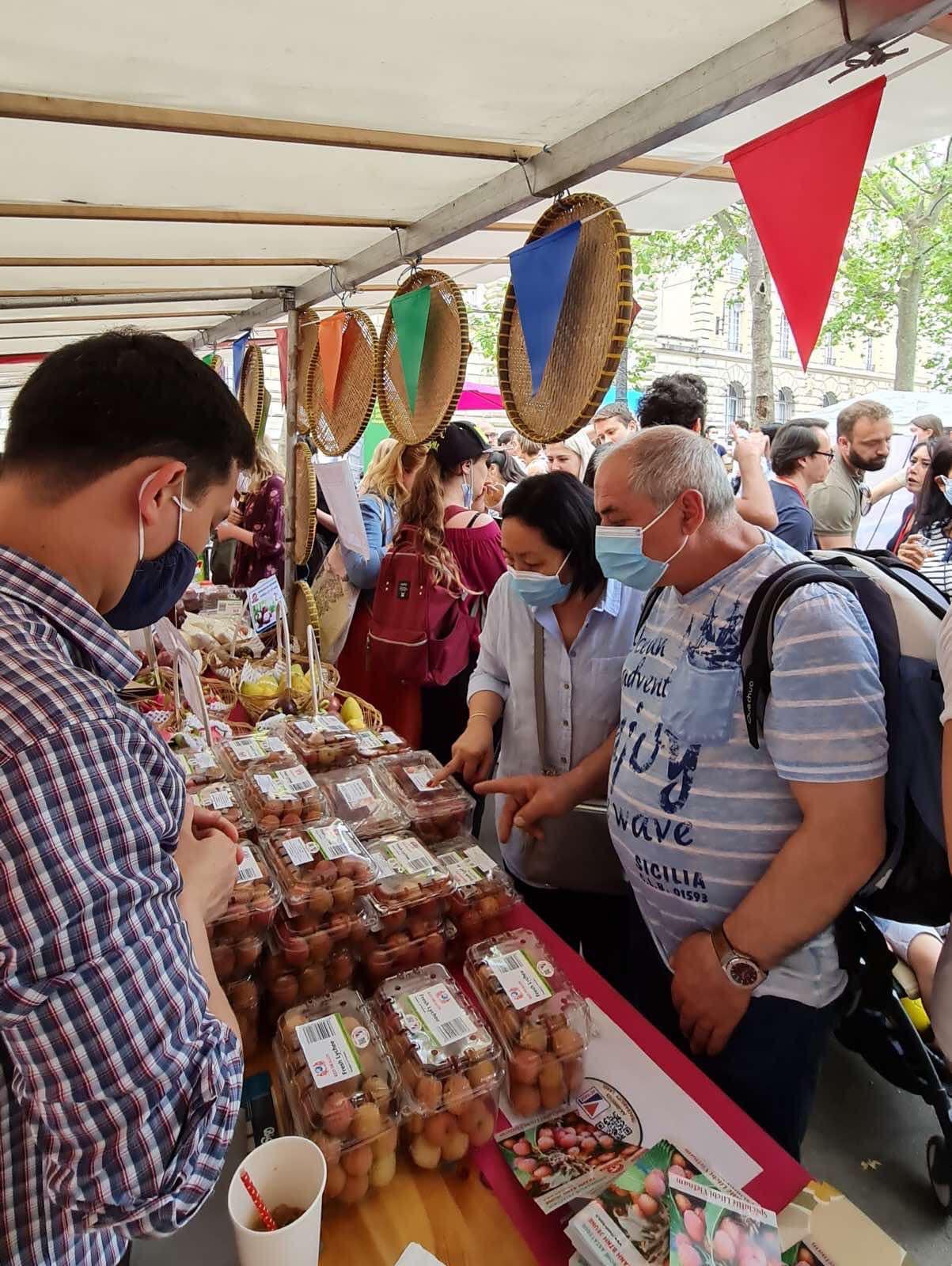 Gian h&agrave;ng vải thiều thu h&uacute;t kh&aacute;ch h&agrave;ng