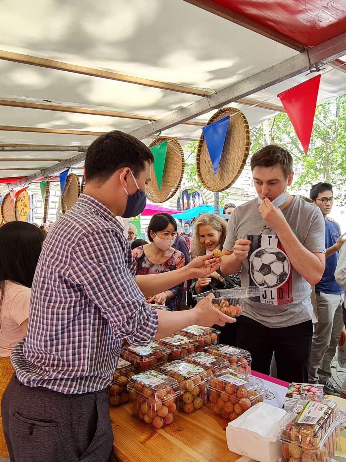 Người tiêu dùng Pháp nếm thử vải thiều Việt Nam