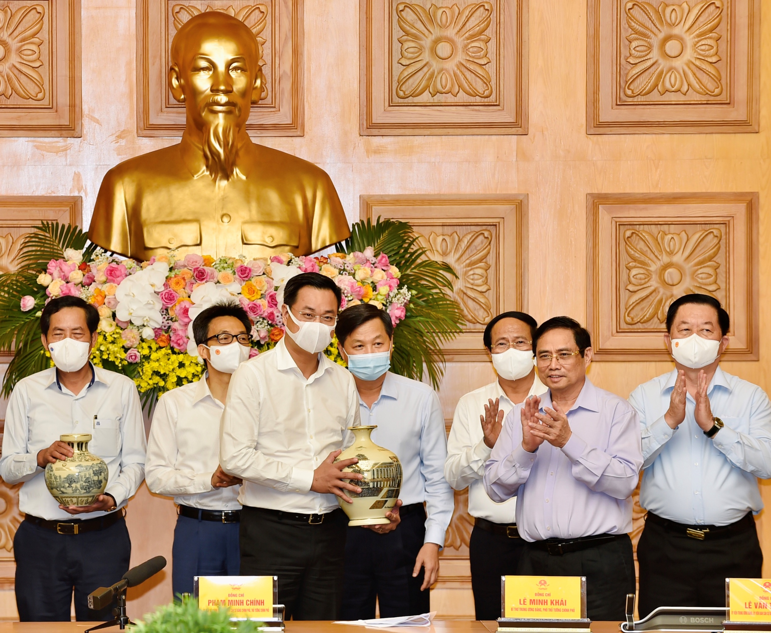 Thủ tướng Phạm Minh Chính trao quà tặng các cơ quan báo chí tại cuộc gặp mặt - Ảnh: VGP
