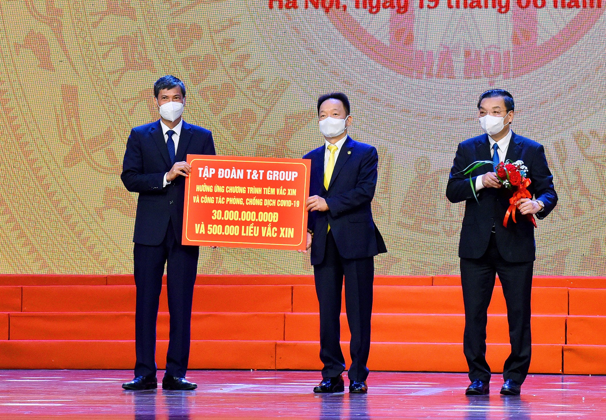 Ông Đỗ Quang Hiển, Chủ tịch Hội đồng Quản trị kiêm Tổng giám đốc Tập đoàn T&T Group (đứng giữa) trao ủng hộ 30 tỷ đồng cho Chương trình “Hà Nội chung tay hành động đẩy lùi dịch Covid-19 cho Lãnh đạo Hà Nội.