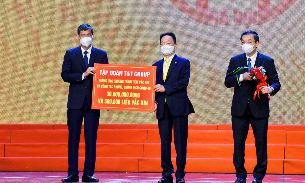 Ông Đỗ Quang Hiển, Chủ tịch Hội đồng Quản trị kiêm Tổng giám đốc Tập đoàn T&T Group (đứng giữa) trao ủng hộ 30 tỷ đồng cho Chương trình “Hà Nội chung tay hành động đẩy lùi dịch Covid-19 cho Lãnh đạo Hà Nội.