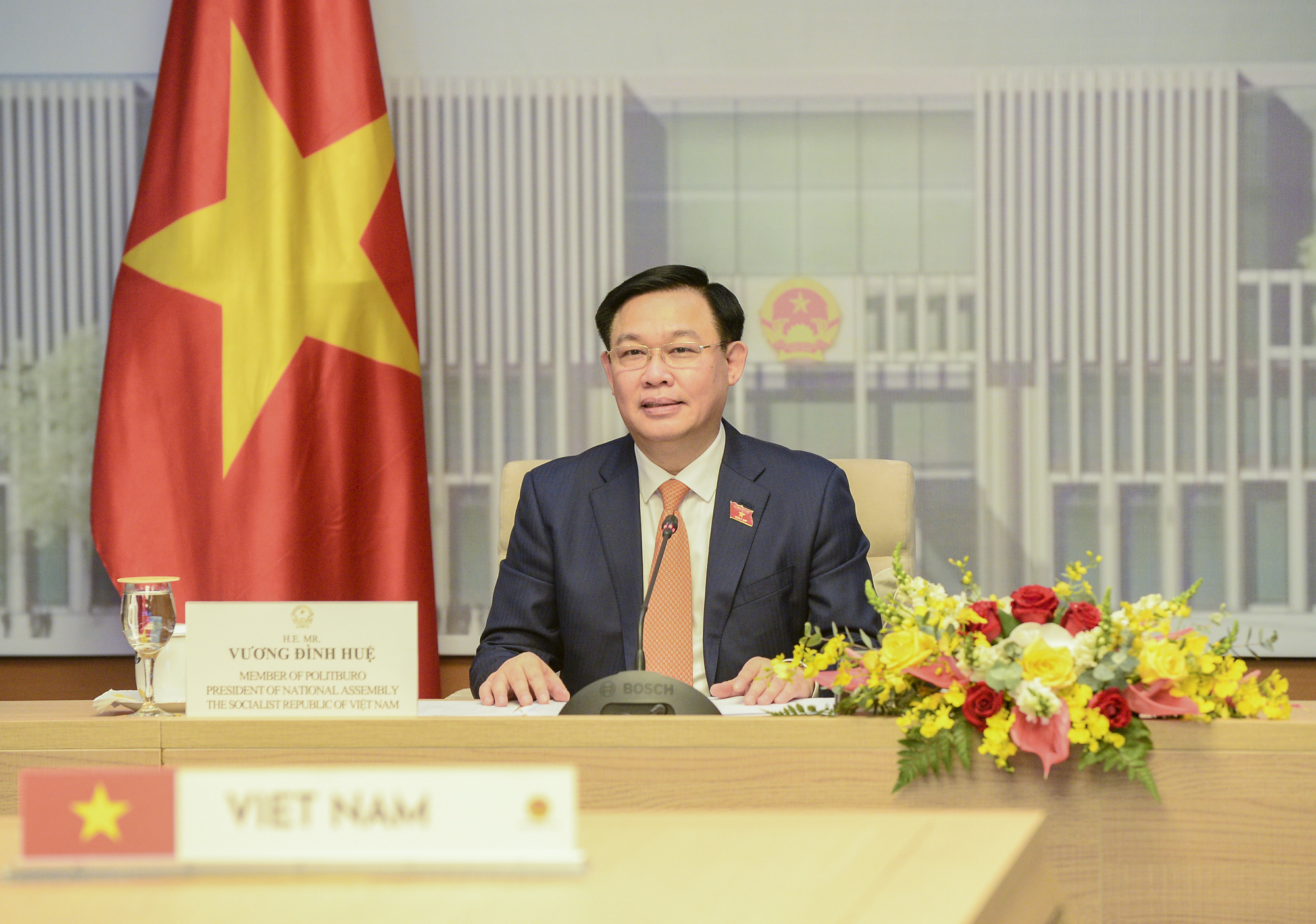 Chủ tịch Quốc hội Vương Đình Huệ trao đổi tại buổi hội đàm trực tuyến - Ảnh: Quochoi.vn