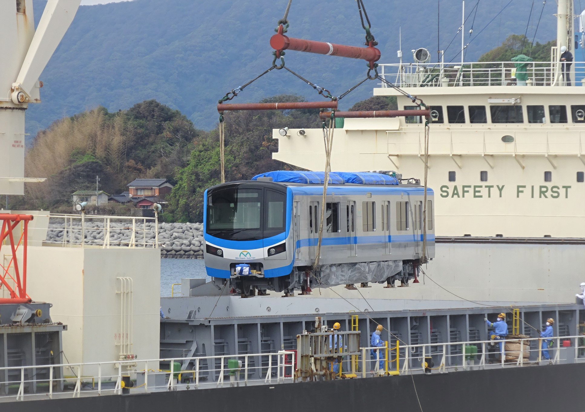 TP.HCM liên tục đón nhận các đoàn tàu được nhập cảng Khánh Hội từ Nhật.