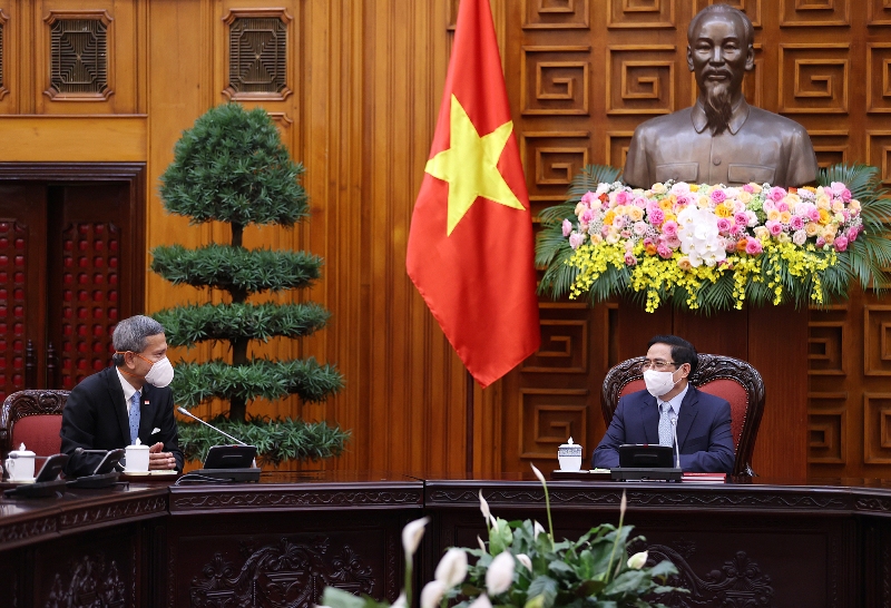 Thủ tướng Phạm Minh Ch&iacute;nh tiếp Bộ trưởng Ngoại giao Singapore - Ảnh: TTXVN