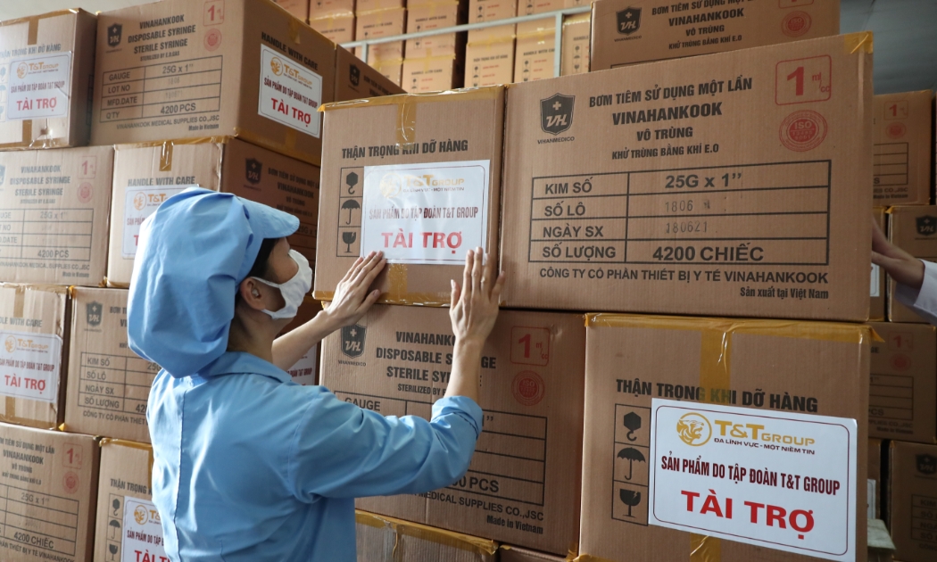 Tập đoàn T&T Group “tiếp sức” cho Tp.HCM 500.000 bộ bơm tiêm nhằm hỗ trợ địa phương trong đợt tiêm chủng vaccine Covid-19 lớn nhất từ trước đến nay.
