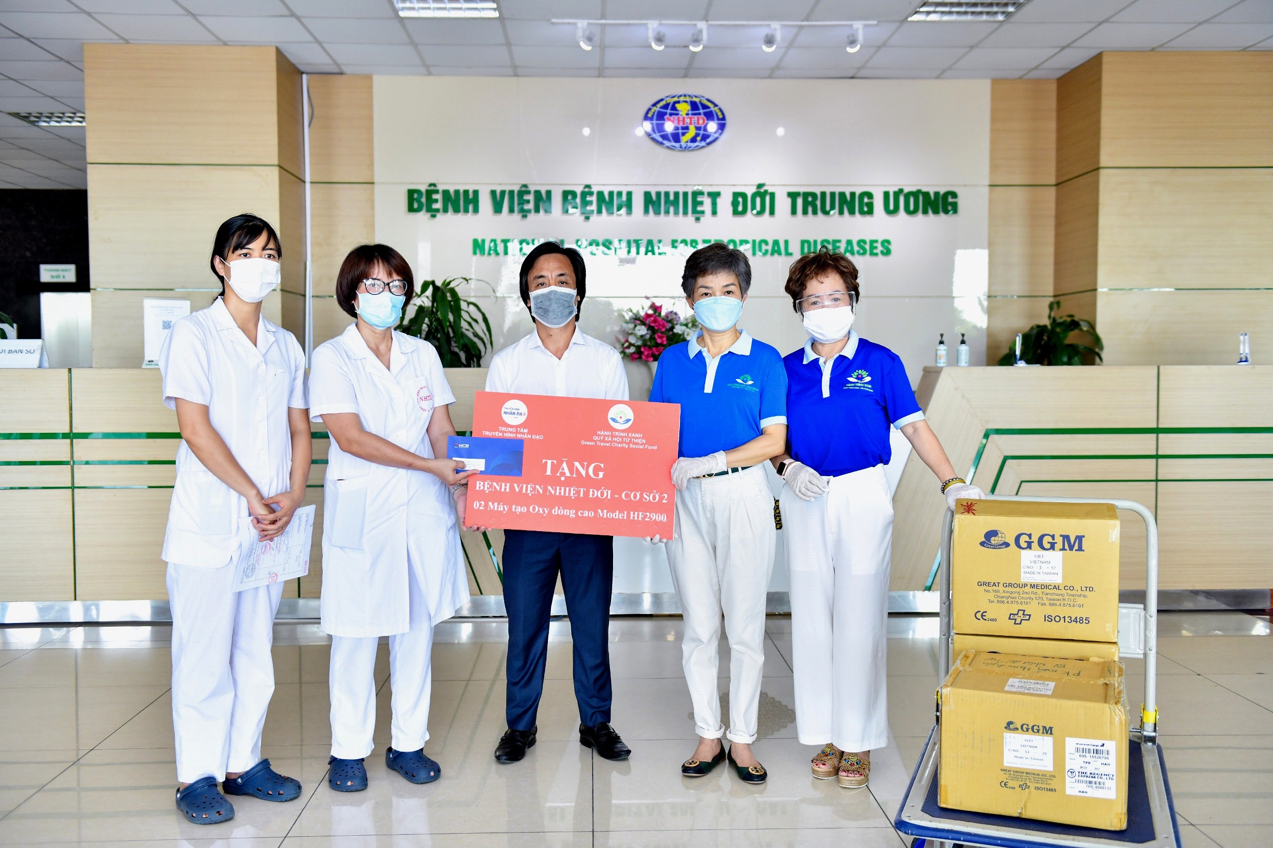 B&agrave; Trần Hải Anh - Chủ tịch Quỹ H&agrave;nh Tr&igrave;nh Xanh tặng 2 m&aacute;y tạo oxy cho bệnh viện nhiệt đới Trung ương ng&agrave;y 17/6/2021.