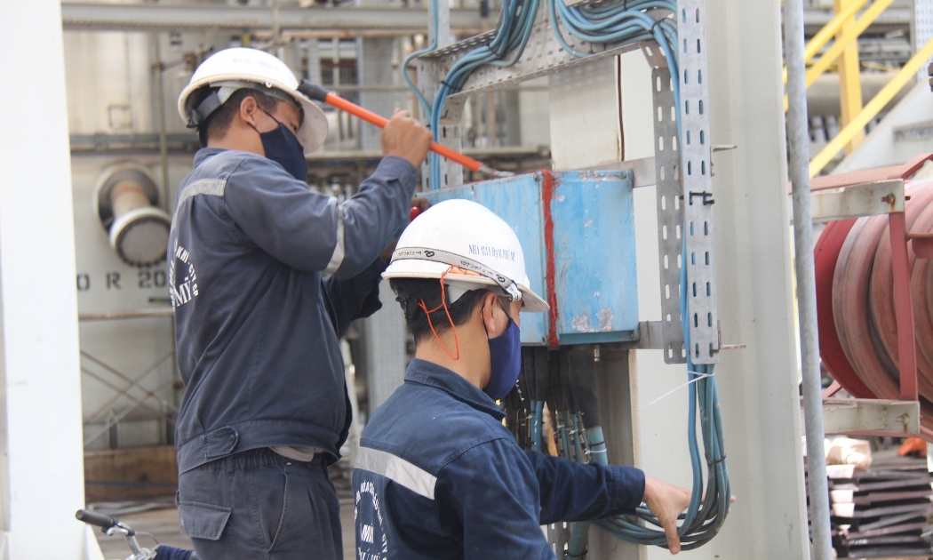 Công nhân nhà máy Đạm Phú Mỹ đang kiểm tra dây chuyền sản xuất.