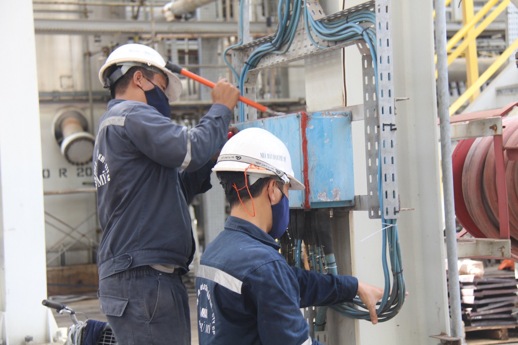 Công nhân nhà máy Đạm Phú Mỹ đang kiểm tra dây chuyền sản xuất.