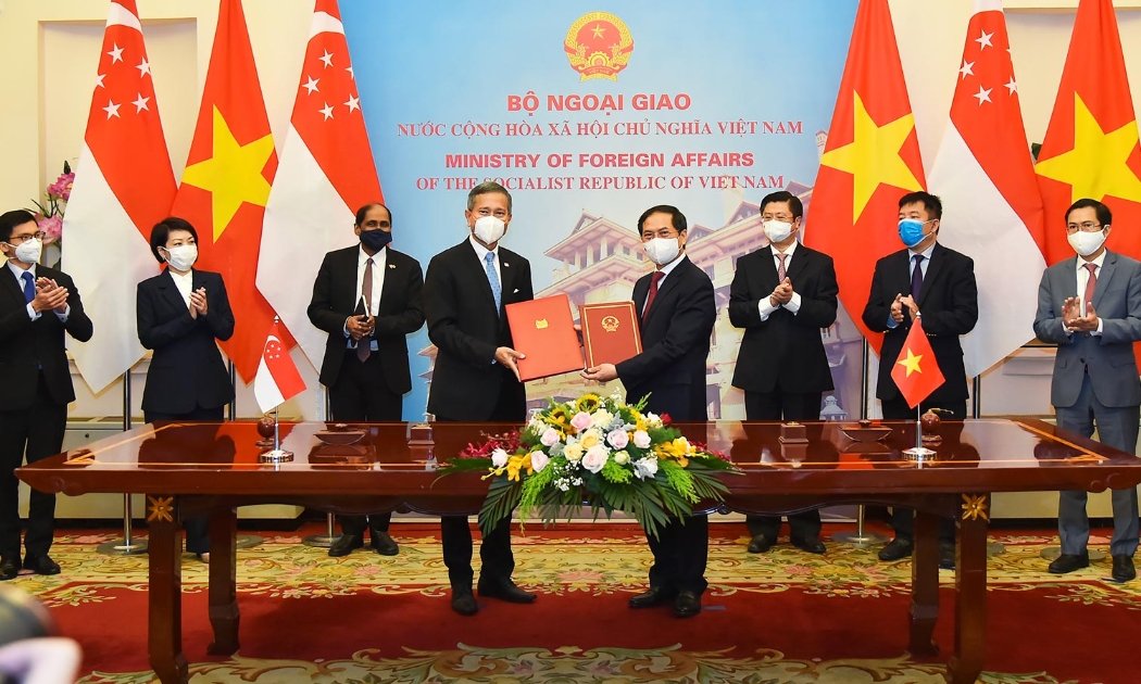 Bộ trưởng Ngoại giao Bùi Thanh Sơn và Bộ trưởng Ngoại giao Singapore Vivian Balakrishnan ký Thỏa thuận hợp tác về đào tạo cho cán bộ cao cấp của Đảng Cộng sản Việt Nam giai đoạn 2021-2023 - Ảnh: Bộ Ngoại giao