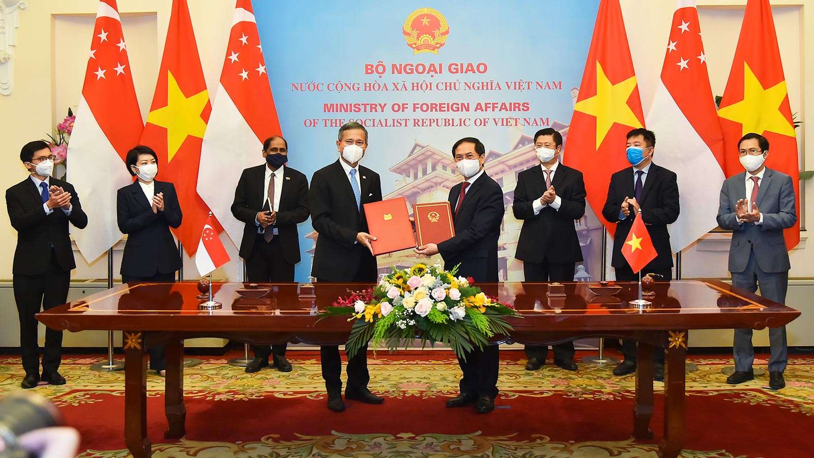 Bộ trưởng Ngoại giao Bùi Thanh Sơn và Bộ trưởng Ngoại giao Singapore Vivian Balakrishnan ký Thỏa thuận hợp tác về đào tạo cho cán bộ cao cấp của Đảng Cộng sản Việt Nam giai đoạn 2021-2023 - Ảnh: Bộ Ngoại giao