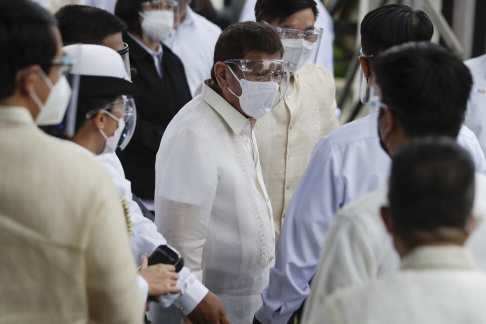 Tổng thống Philippines Rodrigo Duterte (chính giữa) - Ảnh: AP