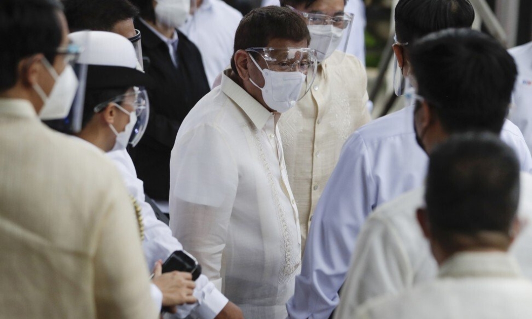 Tổng thống Philippines Rodrigo Duterte (chính giữa) - Ảnh: AP
