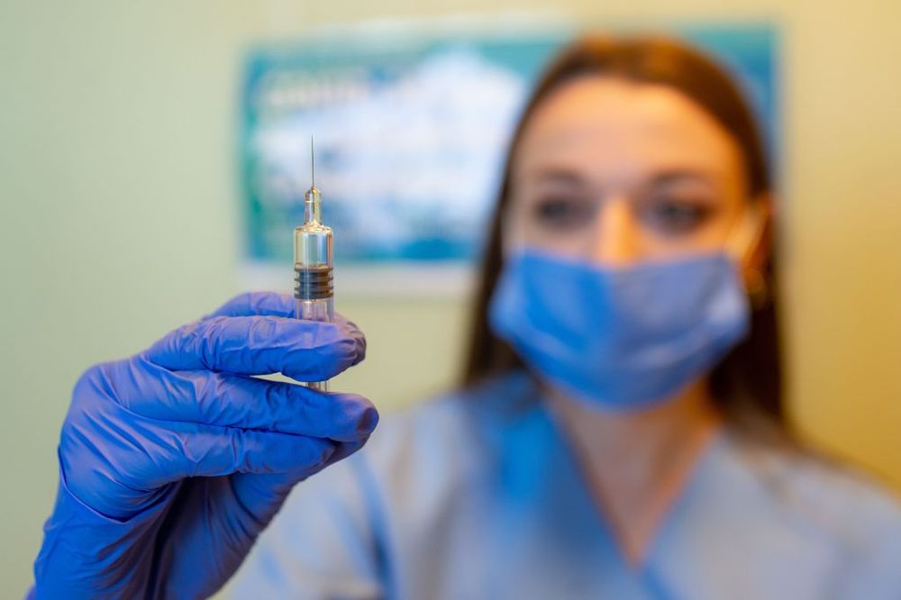 Giới chuyên gia nói rằng tiêm vaccine đang là cách tốt nhất để chống lại Covid-19 - Ảnh: Bloomberg.