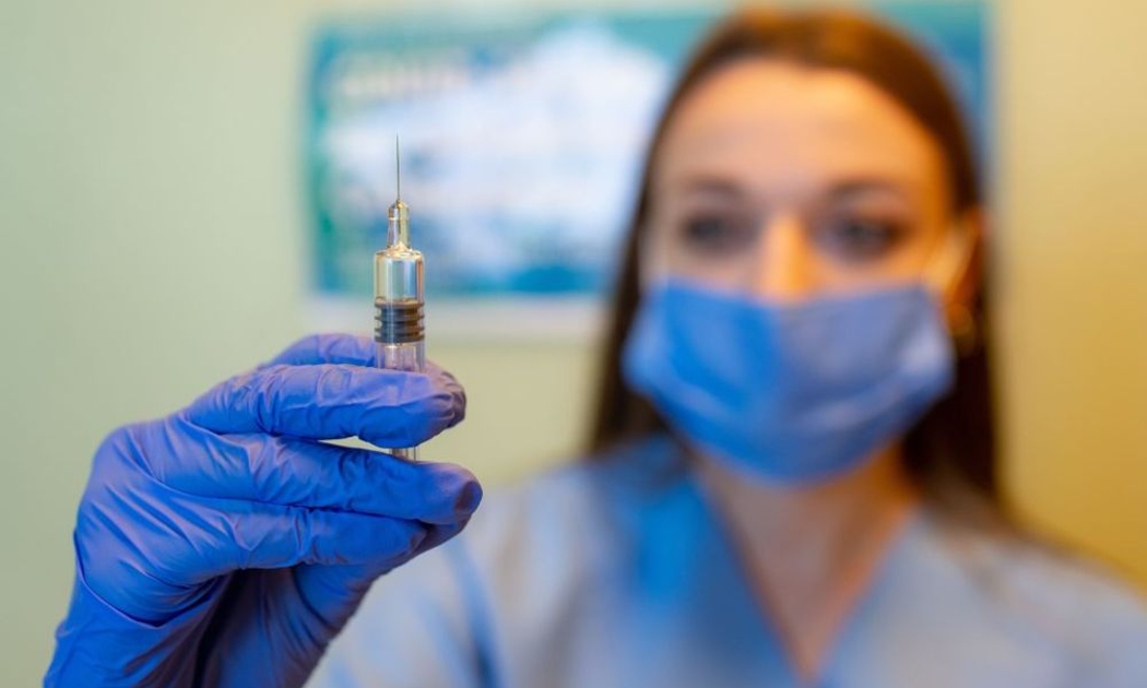 Giới chuyên gia nói rằng tiêm vaccine đang là cách tốt nhất để chống lại Covid-19 - Ảnh: Bloomberg.