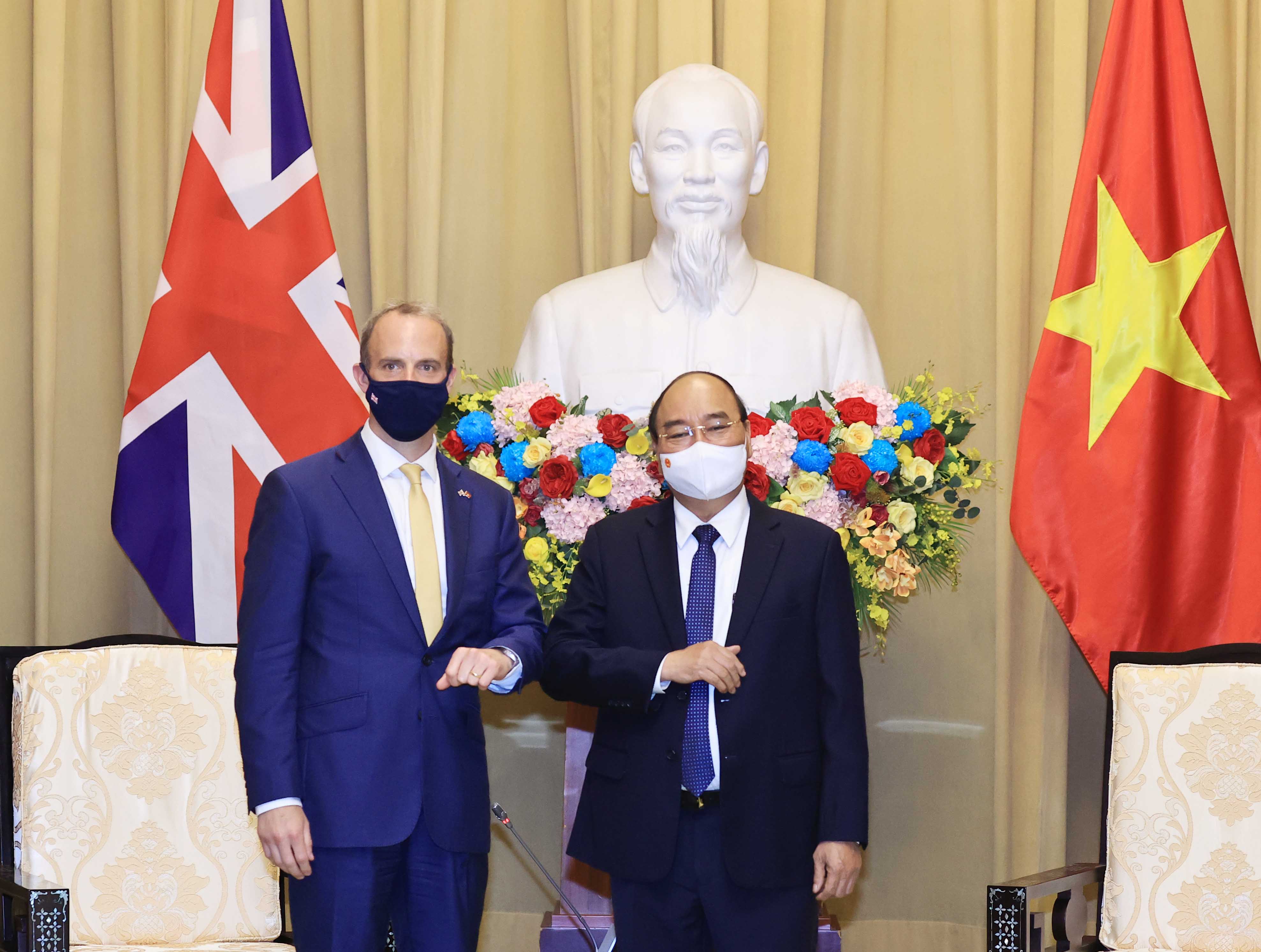 Chủ tịch nước Nguyễn Xuân Phúc đã tiếp Bộ trưởng thứ nhất, Bộ trưởng Bộ Ngoại giao và Phát triển Anh Dominic Raab - Ảnh: TTXVN