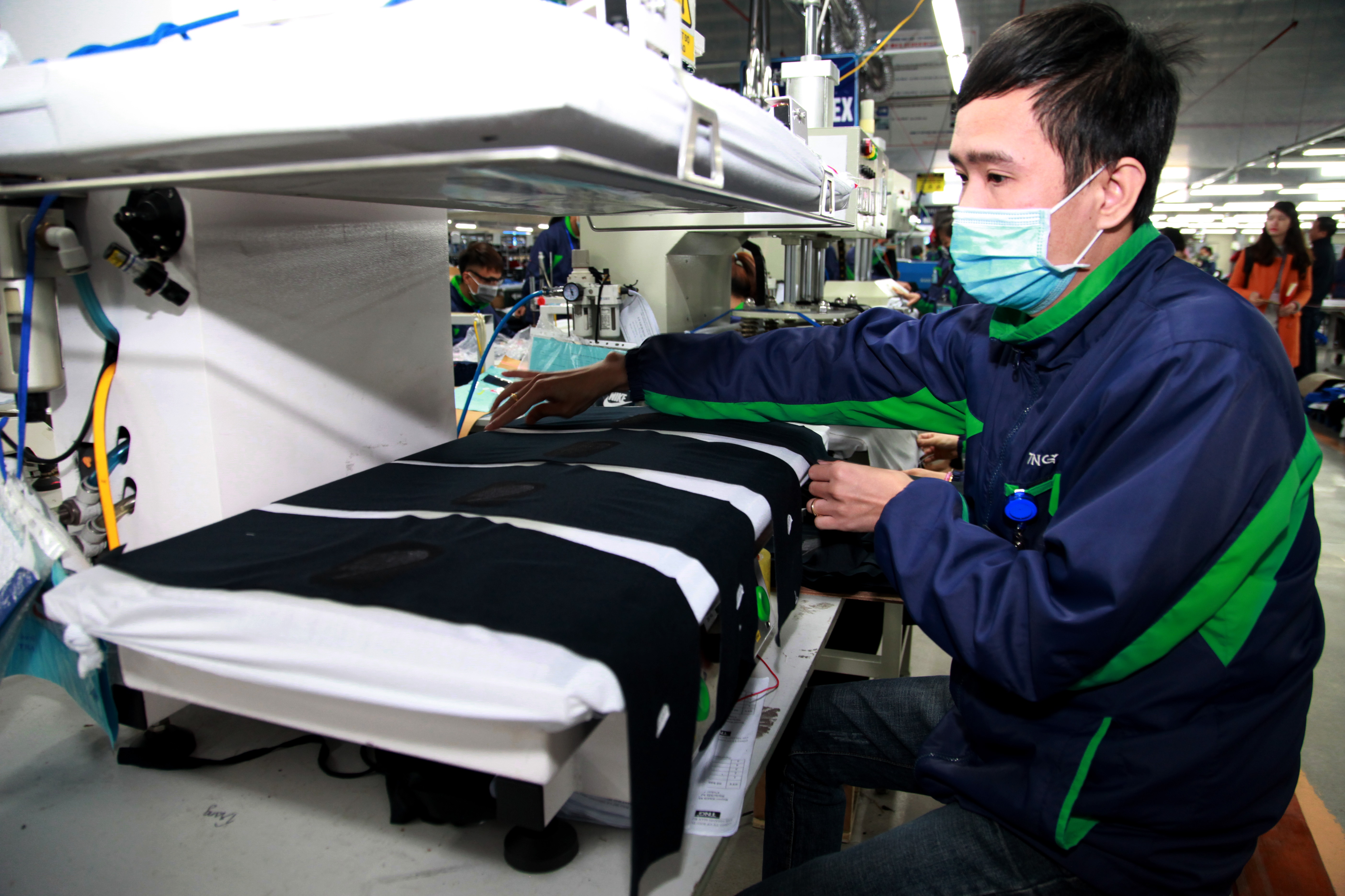 Công nhân một doanh nghiệp dệt may tại Thái Nguyên. Ảnh - Mạnh Dũng. 