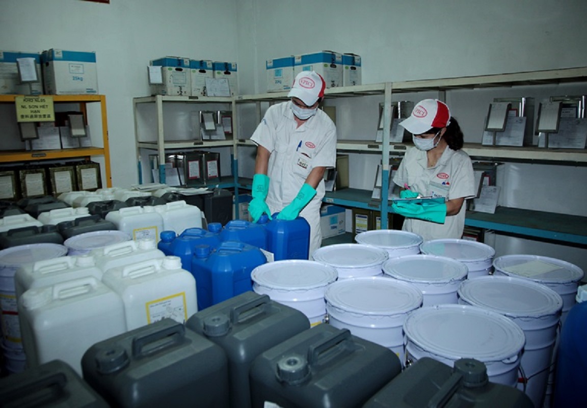 Toàn ngành hóa chất có khoảng 1.818 doanh nghiệp sản xuất phân bổ trên sáu vùng trong cả nước.