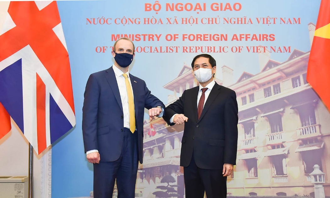 Hội đàm giữa Bộ trưởng Dominic Raab và Bộ trưởng Ngoại giao Bùi Thanh Sơn - Ảnh: Báo Thế giới và Việt Nam