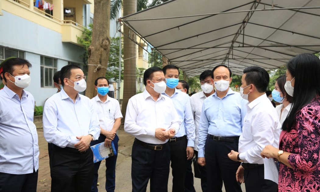 Bí thư Thành ủy Hà Nội Đinh Tiến Dũng kiểm tra công tác phòng, chống dịch Covid-19 tại huyện Đông Anh.