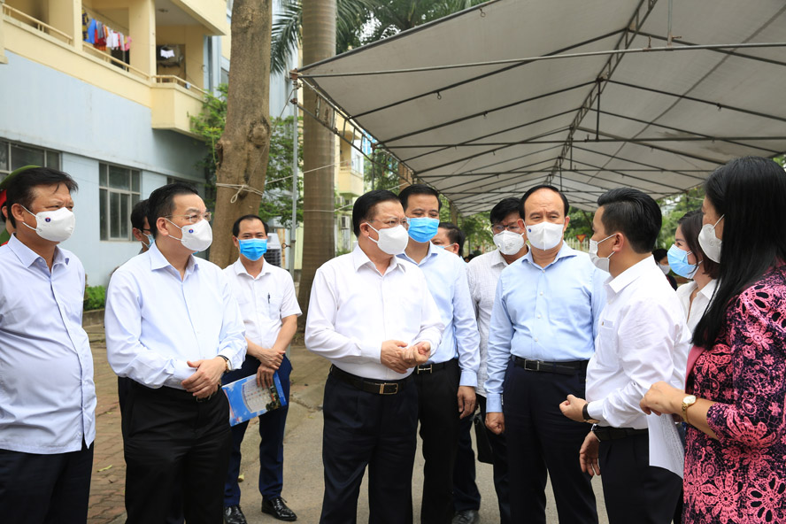 Bí thư Thành ủy Hà Nội Đinh Tiến Dũng kiểm tra công tác phòng, chống dịch Covid-19 tại huyện Đông Anh.