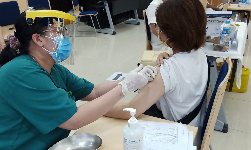 Đăng ký qua MedPro, người lao động tại công viên phần mềm Quang Trung được tiêm vaccine ngừa Covid-19 sáng ngày 21/6.