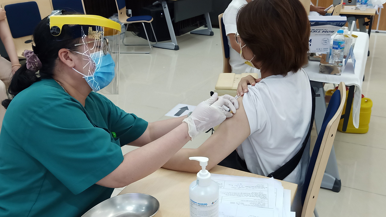 Đăng ký qua MedPro, người lao động tại công viên phần mềm Quang Trung được tiêm vaccine ngừa Covid-19 sáng ngày 21/6.