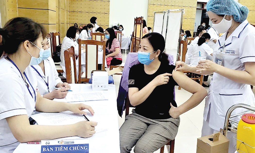 Nâng tỷ lệ dân số được tiêm vaccine để ổn định sản xuất, hoàn thành mục tiêu tăng trưởng.