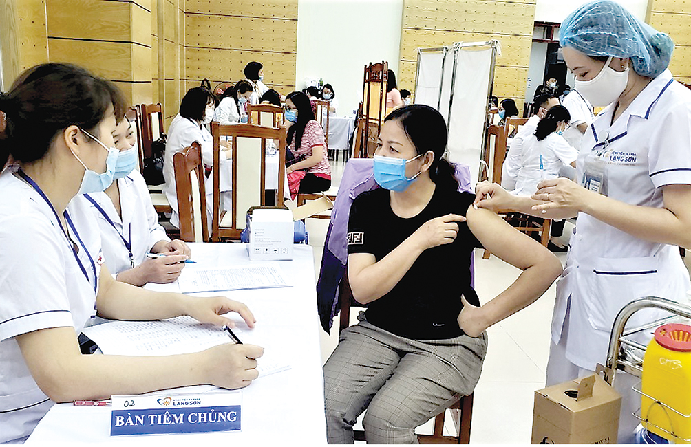 Nâng tỷ lệ dân số được tiêm vaccine để ổn định sản xuất, hoàn thành mục tiêu tăng trưởng.