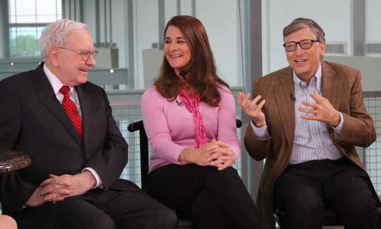 Tỷ ph&uacute; Warren Buffett (ngo&agrave;i c&ugrave;ng b&ecirc;n tr&aacute;i) v&agrave; vợ chồng tỷ ph&uacute; Bill Gates - Ảnh: AP