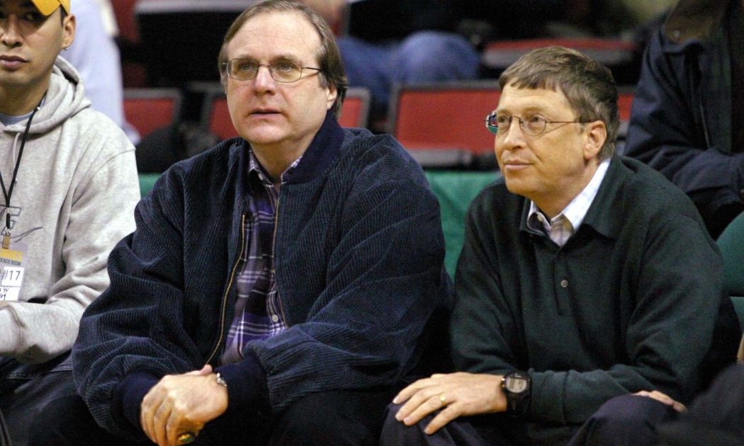 Hai nhà đồng sáng lập Microsoft: Paul Allen (trái) và Bill Gates vào năm 2004 - Ảnh: Bloomberg.