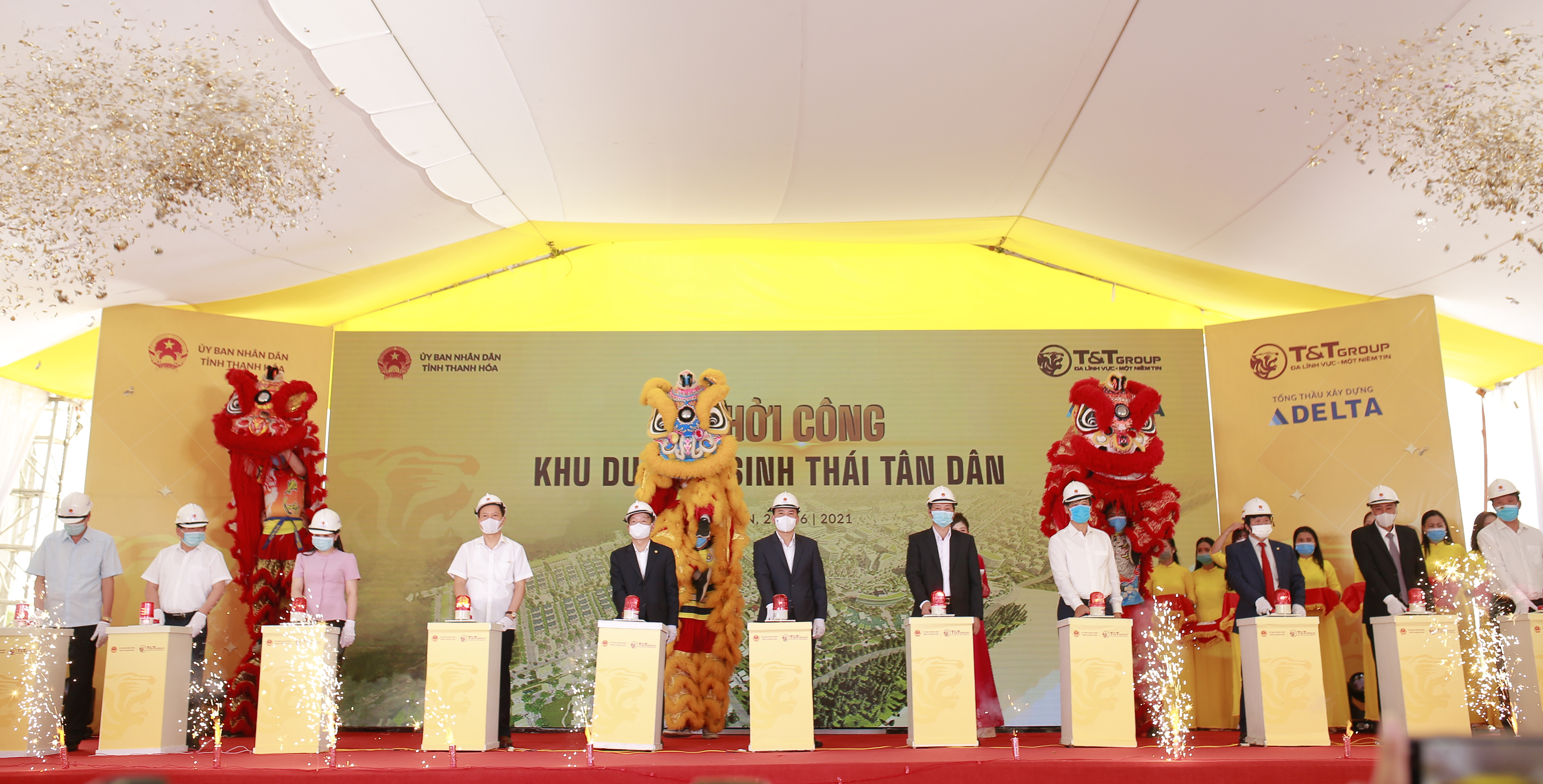 Ông Đỗ Quang Hiển, Chủ tịch Hội đồng Quản trị kiêm Tổng giám đốc Tập đoàn T&T Group và các đại biểu bấm nút khởi công dự án Khu du lịch sinh thái Tân Dân.