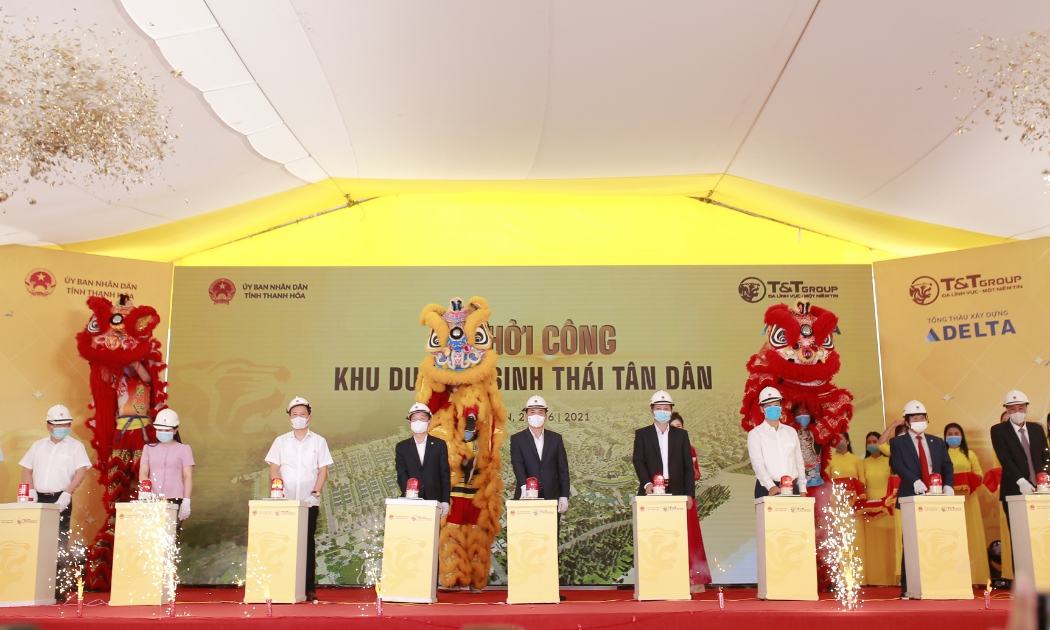 Ông Đỗ Quang Hiển, Chủ tịch Hội đồng Quản trị kiêm Tổng giám đốc Tập đoàn T&T Group và các đại biểu bấm nút khởi công dự án Khu du lịch sinh thái Tân Dân.