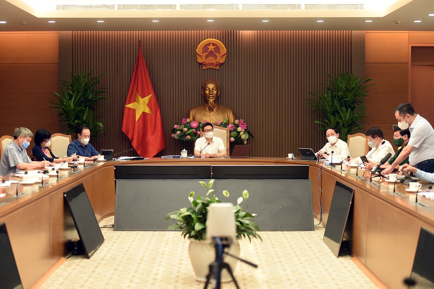 To&agrave;n cảnh cuộc họp chiều 23/6. Ảnh - VGP.&nbsp;