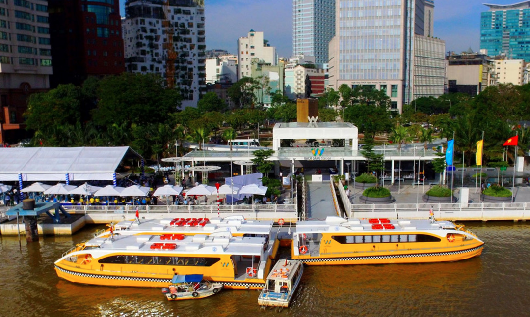 Một bến tàu thủy du lịch nội địa trên sông ở nội thành TP.HCM