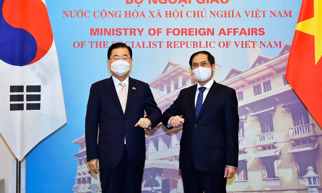 Bộ trưởng Ngoại giao Bùi Thanh Sơn hội đàm với Bộ trưởng Ngoại giao Hàn Quốc Chung Eui Yong - Ảnh: Báo TGVN.