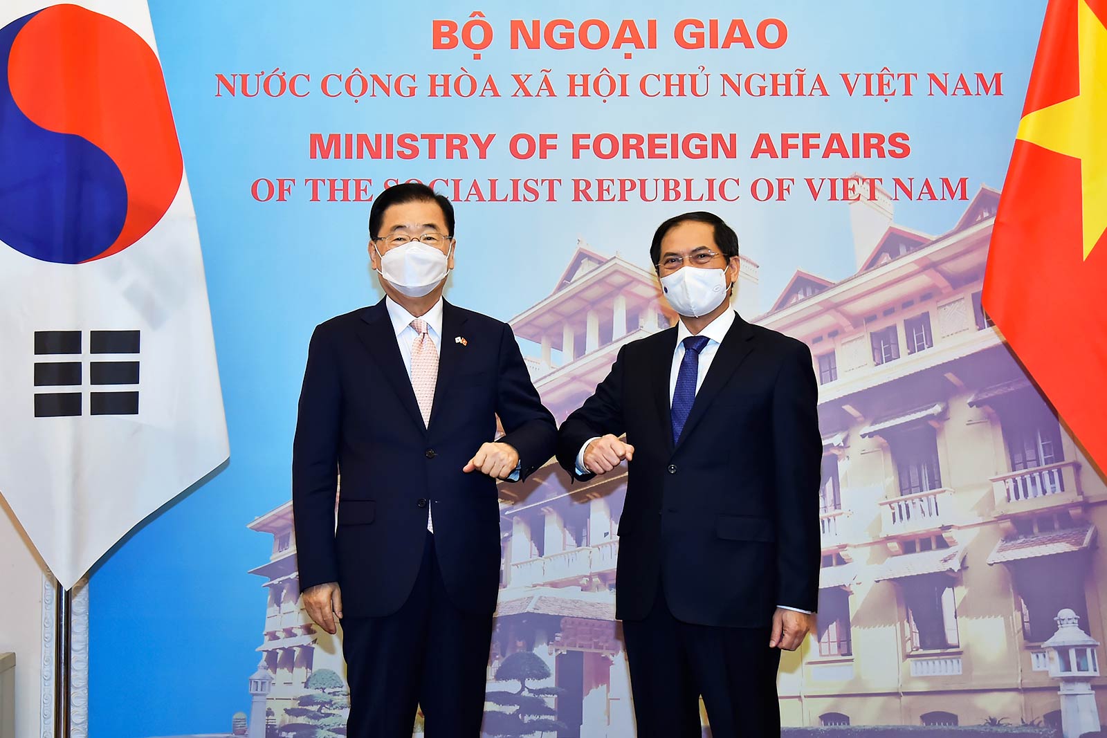 Bộ trưởng Ngoại giao Bùi Thanh Sơn hội đàm với Bộ trưởng Ngoại giao Hàn Quốc Chung Eui Yong - Ảnh: Báo TGVN.