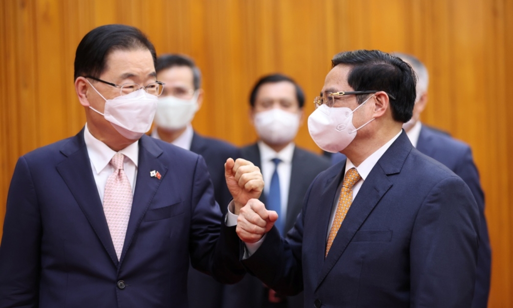 Thủ tướng Phạm Minh Chính (phải) và Bộ trưởng Ngoại giao Hàn Quốc Chung Eui Yong - Ảnh: TTXVN.