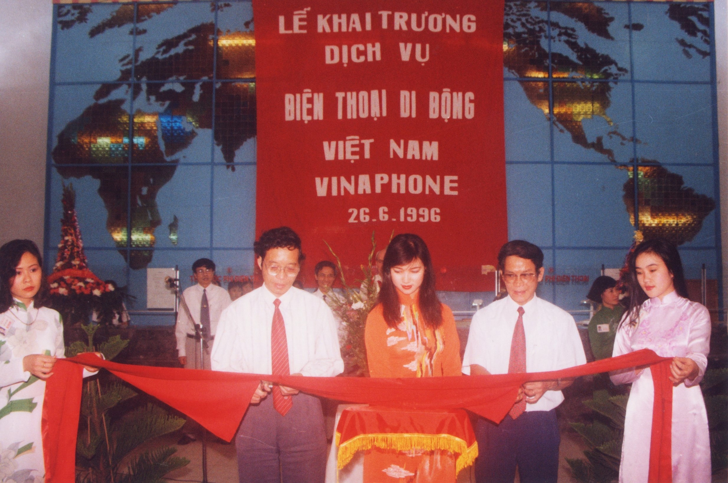 Cắt băng khai trương dịch vụ Di động Việt Nam VinaPhone ngày 26/6/1996.
