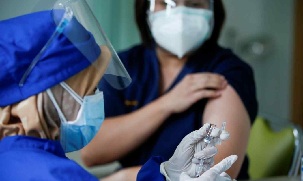 Một y tá chuẩn bị tiêm vaccine ngừa Covid-19 của Sinovac cho một bác sỹ ở Jakarta, Indonesia, hôm 19/1/2021 - Ảnh: Reuters.