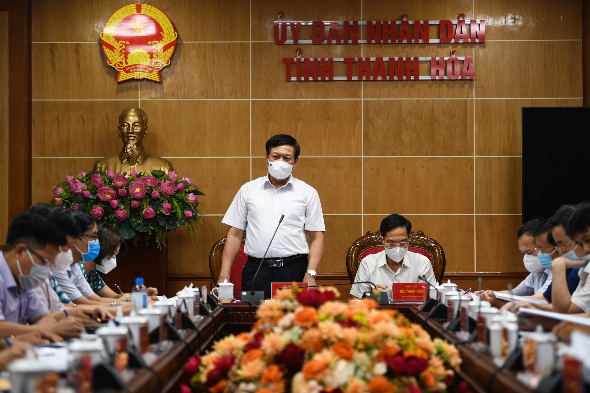 Thứ trưởng Bộ Y tế Đỗ Xuân Tuyên phát biểu tại cuộc họp.