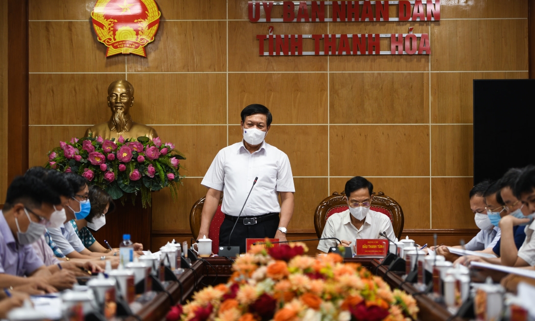 Thứ trưởng Bộ Y tế Đỗ Xuân Tuyên phát biểu tại cuộc họp.