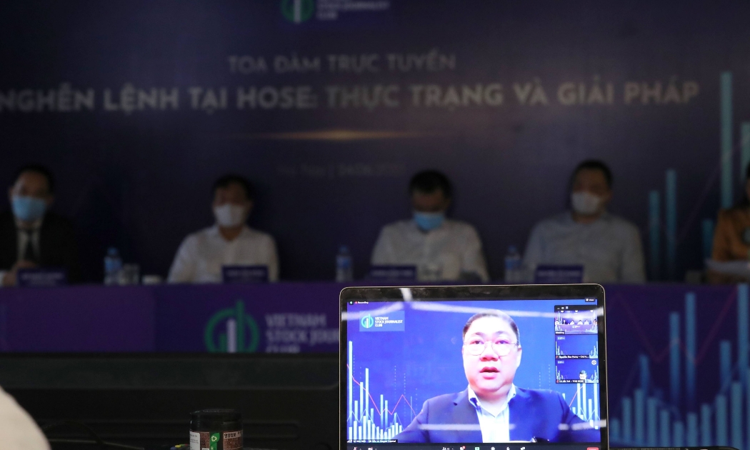 Ông Vũ Hữu Điền - Giám đốc phụ trách Danh mục đầu tư Công ty Dragon Capital phát biểu tại Toạ đàm ngày 24/6. Ảnh: Quang Phúc.