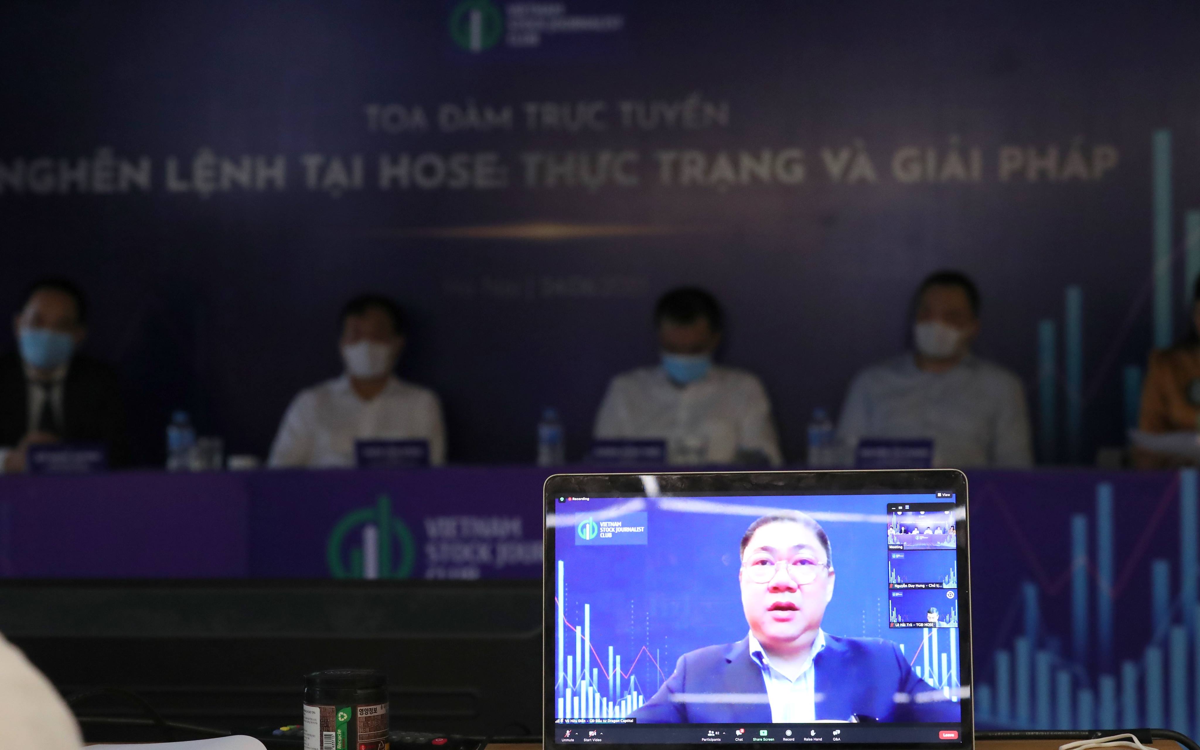 Ông Vũ Hữu Điền - Giám đốc phụ trách Danh mục đầu tư Công ty Dragon Capital phát biểu tại Toạ đàm ngày 24/6. Ảnh: Quang Phúc.