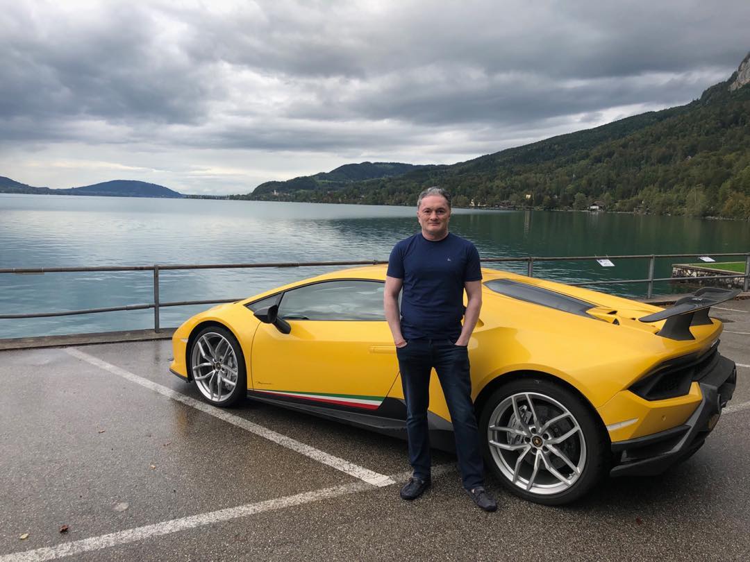 Theo&nbsp;Zigwheels, năm 2015, &ocirc;ng trở th&agrave;nh người Ấn Độ đầu ti&ecirc;n gi&agrave;nh chiến thắng trong một cuộc đua của Ferrari Challenge Europe - giải đua d&agrave;nh cho người đua xe nghiệp dư - Ảnh: Instagram

Tỷ ph&uacute; ng&agrave;nh dệt may sống trong căn nh&agrave; c&oacute; t&ecirc;n JK House - t&ograve;a th&aacute;p tư nh&acirc;n cao thứ hai tại Ấn Độ, sau dinh thự Antilia của gia đ&igrave;nh tỷ ph&uacute; Ambani, nằm ở ph&iacute;a nam Mumbai. Theo GQ India, căn nh&agrave; n&agrave;y c&oacute; gi&aacute; thị trường 81 triệu USD. V&igrave; đam m&ecirc; &ocirc;t&ocirc;, &ocirc;ng&nbsp;Singhania d&agrave;nh ri&ecirc;ng một khu vực cho bộ sưu tập &ocirc;t&ocirc; của m&igrave;nh&nbsp; trong căn nh&agrave; 5 tầng. Căn nh&agrave; cũng c&oacute; spa, b&atilde;i đỗ trực thăng v&agrave; hai bể bơi. Tại đ&acirc;y c&ograve;n c&oacute; một bảo t&agrave;ng ri&ecirc;ng trưng b&agrave;y những kỷ vật li&ecirc;n quan tới việc kinh doanh dệt may của gia tộc Singhania - Ảnh: Twitter


Tỷ ph&uacute; Singhania kh&ocirc;ng chỉ đam m&ecirc; tốc độ m&agrave; c&ograve;n y&ecirc;u th&iacute;ch cảm gi&aacute;c mạnh tr&ecirc;n đại dương. Theo tờ New York Post, &ocirc;ng tr&ugrave;m ng&agrave;nh dệt may Ấn Dộ sở hữu một số t&agrave;u cao tốc với t&ecirc;n gọi Goldeneye, Goldfinger, Octopussy v&agrave; Thunderball. &Ocirc;ng cũng sở hữu một du thuyền c&oacute; t&ecirc;n&nbsp;Moonraker - c&oacute; sức chứa 10 người với ph&ograve;ng tập thể h&igrave;nh, rạp chiếu phim... - Ảnh:&nbsp;Instagram