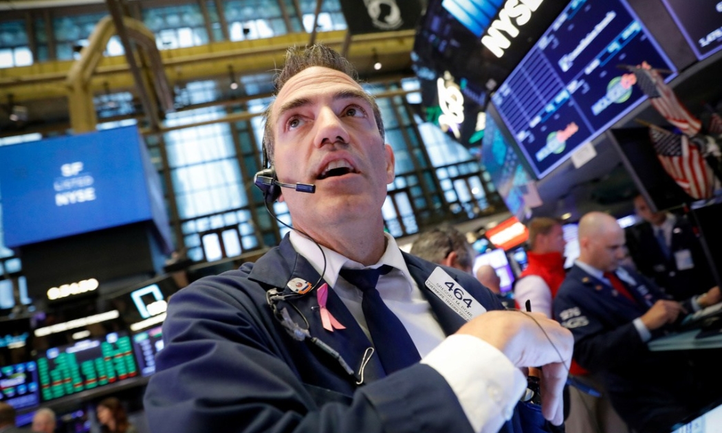 Một nhà giao dịch cổ phiếu trên sàn NYSE ở New York, Mỹ - Ảnh: Reuters.
