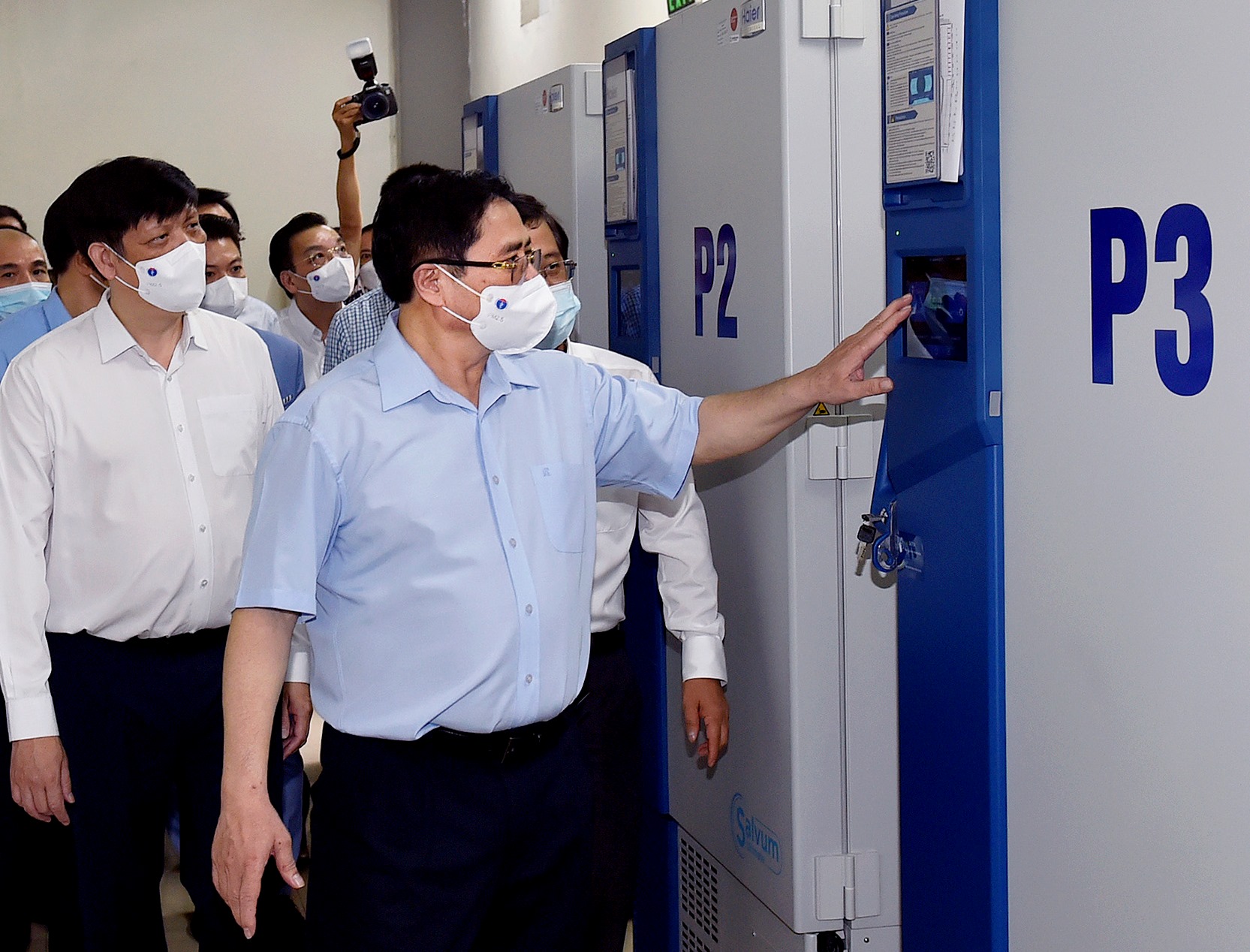 Thủ tướng Phạm Minh Ch&iacute;nh thăm khu vực kho lạnh của Viện Vệ sinh dịch tễ Trung ương hiện đang bảo quản vaccine Sputnik-V của Nga. Ảnh: VGP