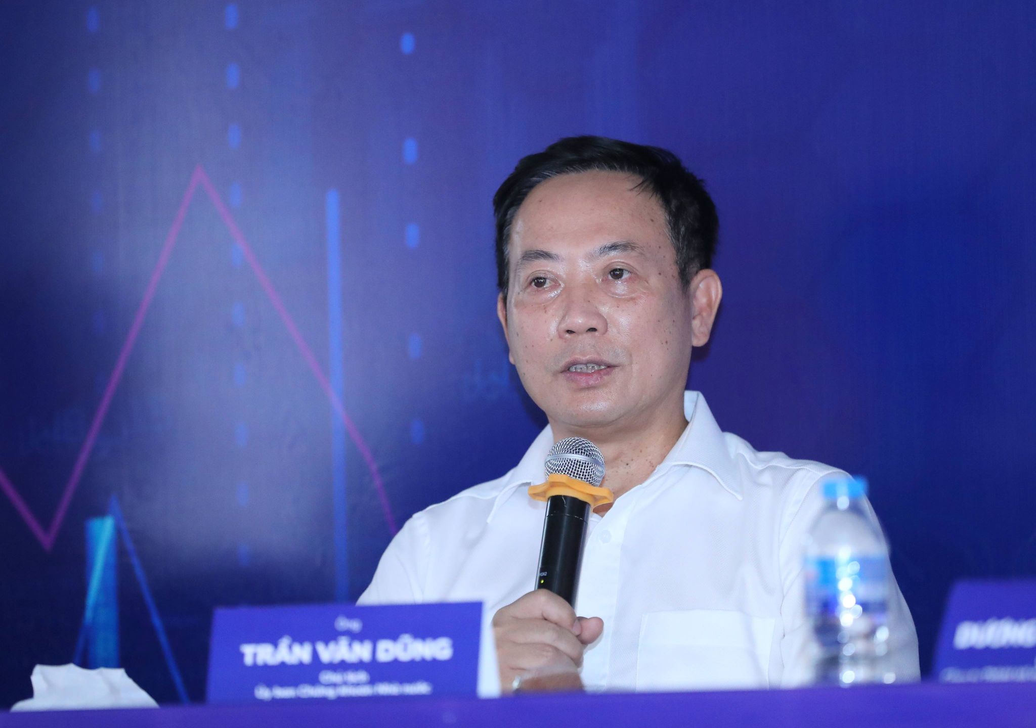 Ông Trần Văn Dũng, Chủ tịch UBCK Nhà nước chính  thức  lên  tiếng  xin  lỗi  nhà  đầu  tư.  